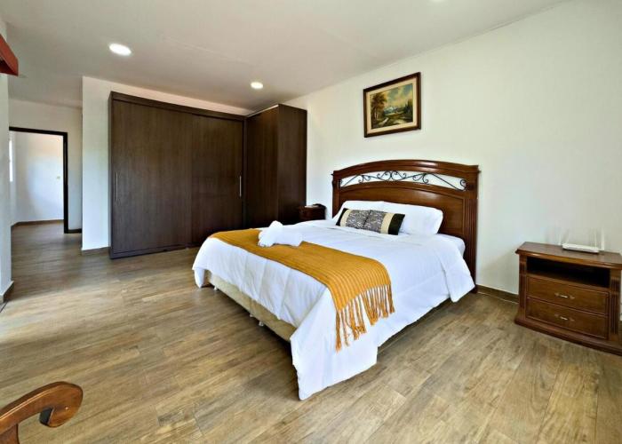 Casa moderna en Villamorra a pasos del Shopping Mariscal Lopez 2Dorm,2 garajes y Wifi