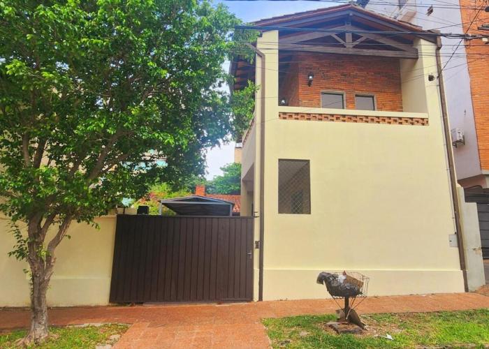 Casa moderna en Villamorra a pasos del Shopping Mariscal Lopez 2Dorm,2 garajes y Wifi