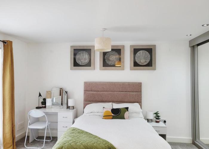 Beautiful 2 Bed House, Central spot with free parking