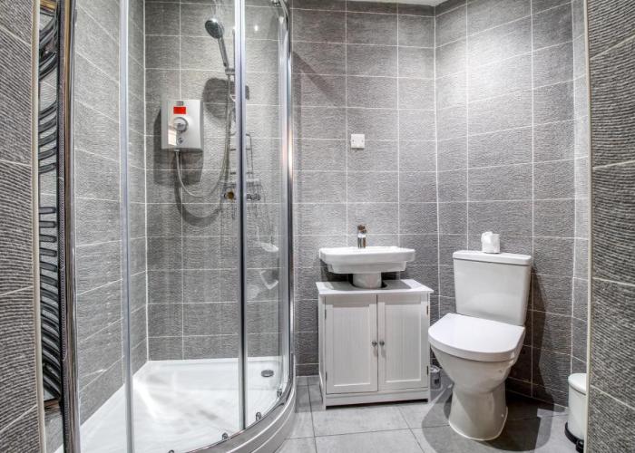Beautiful 2 Bed House, Central spot with free parking