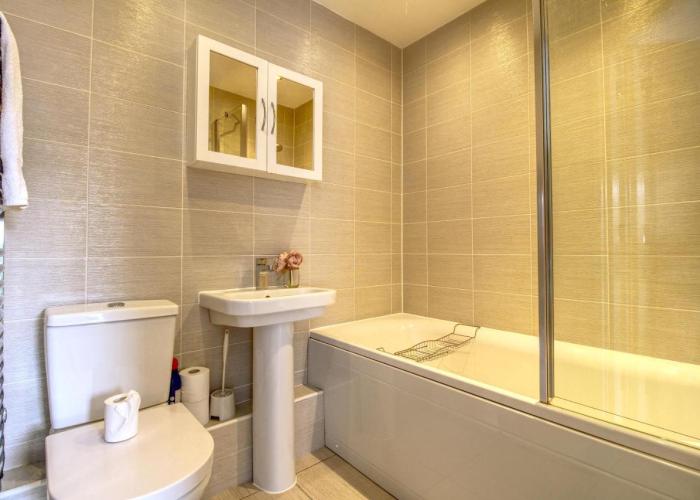 Beautiful 2 Bed House, Central spot with free parking