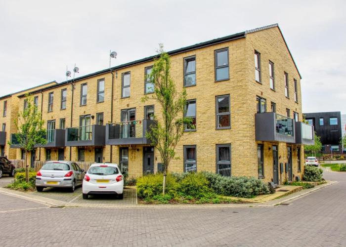 Beautiful 2 Bed House, Central spot with free parking