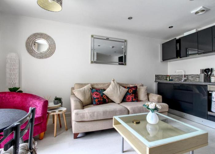 Beautiful 2 Bed House, Central spot with free parking