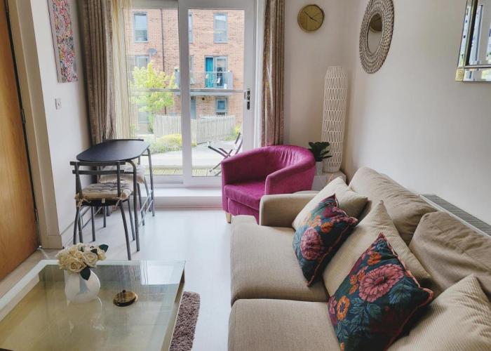 Beautiful 2 Bed House, Central spot with free parking