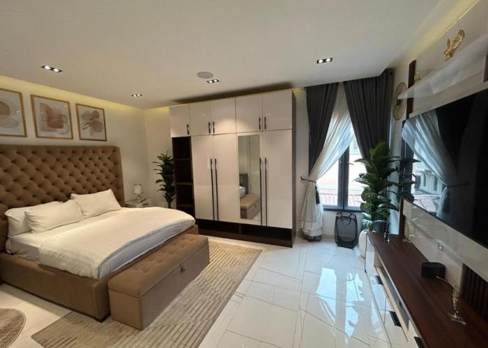 VACATION HOMES - 5 bedroom private compound home in lekki phase 1 - rooftop, pool, spa, cinema, 24h light & security