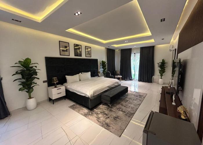 VACATION HOMES - 5 bedroom private compound home in lekki phase 1 - rooftop, pool, spa, cinema, 24h light & security
