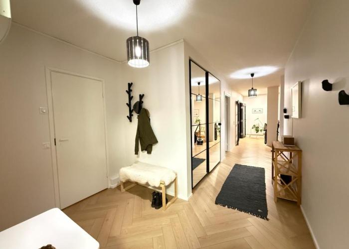 101 m2 Bright four-room apartment near the city center