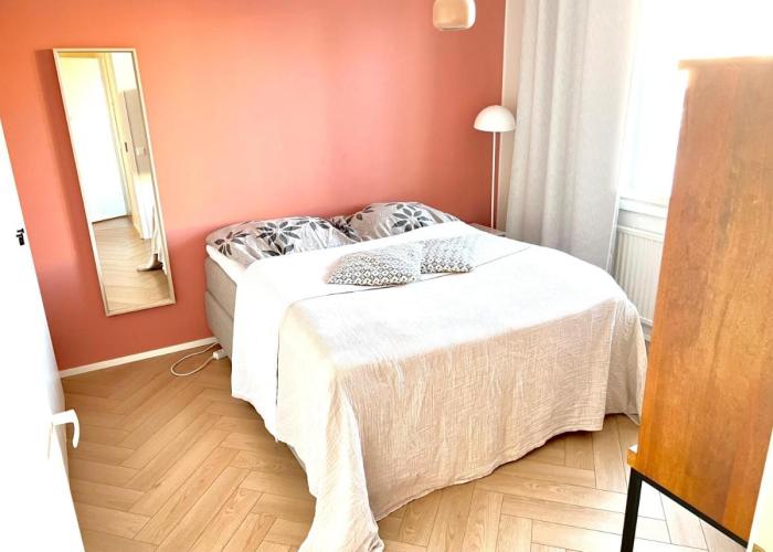 101 m2 Bright four-room apartment near the city center