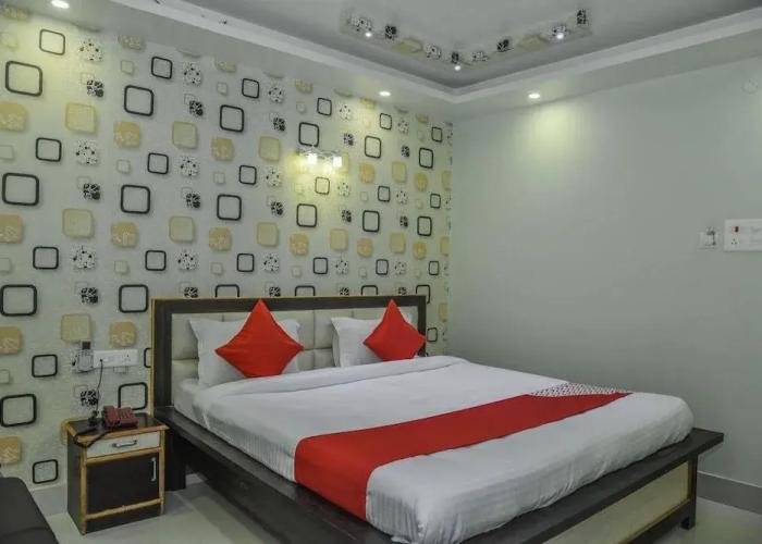 OYO 15443 Hotel Mega Palace