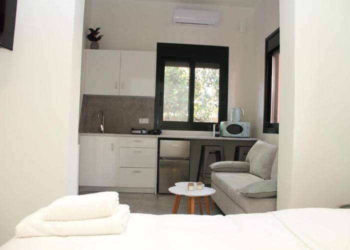 Pirgos Warm Studio for 3 by MPS