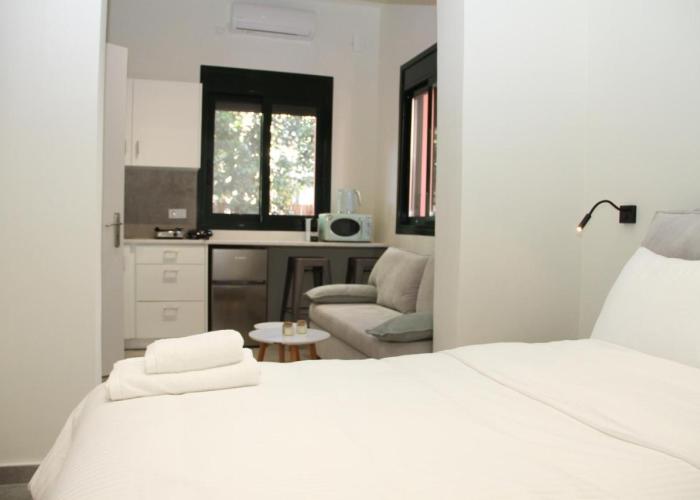 Pirgos Warm Studio for 3 by MPS