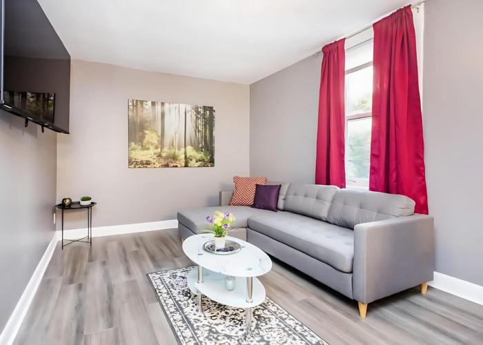 Pet-Friendly 3BR Apartment - Near University & Byward Market