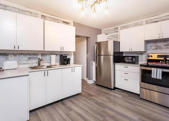 Pet-Friendly 3BR Apartment - Near University & Byward Market