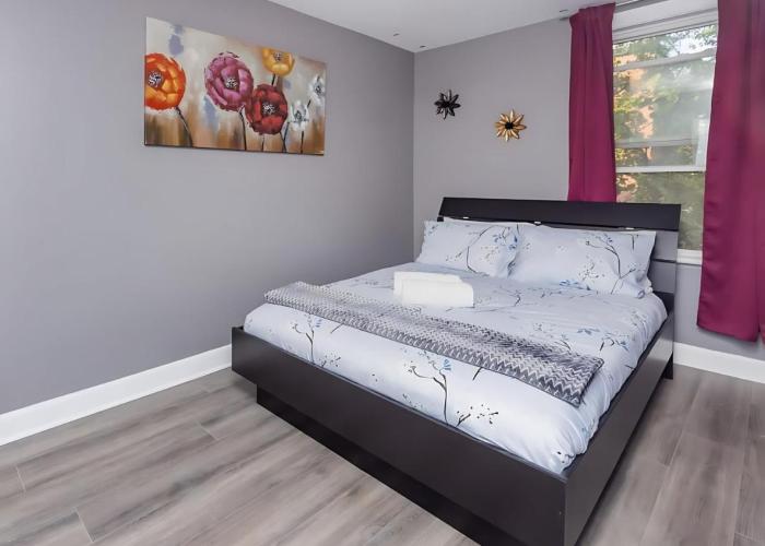 Pet-Friendly 3BR Apartment - Near University & Byward Market