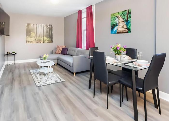 Pet-Friendly 3BR Apartment - Near University & Byward Market