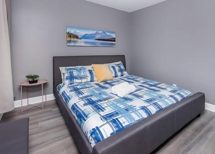 Pet-Friendly 3BR Apartment - Near University & Byward Market