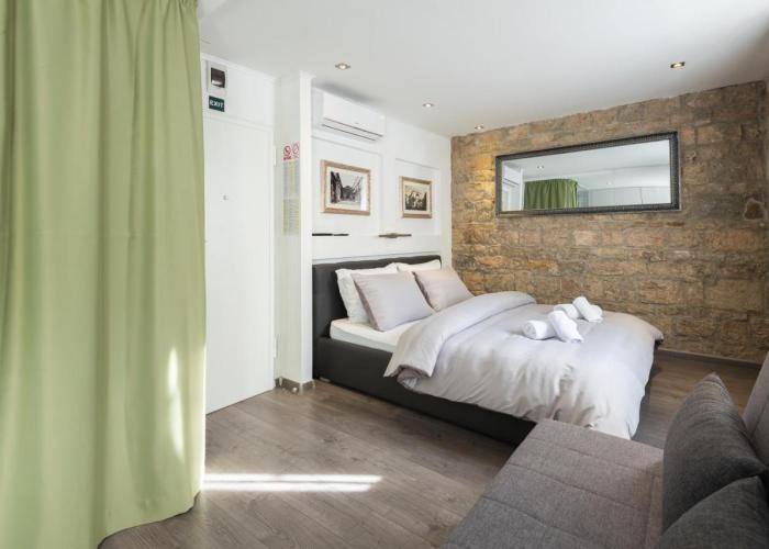 ROKOS SUPERIOR DOWNTOWN ROOMS - comfortable rooms with private bathrooms - perfect location for exploring Diocletian's Palace and the gastronomy of Split within walking distance