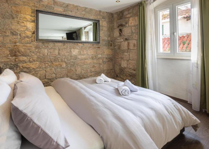 ROKOS SUPERIOR DOWNTOWN ROOMS - comfortable rooms with private bathrooms - perfect location for exploring Diocletian's Palace and the gastronomy of Split within walking distance