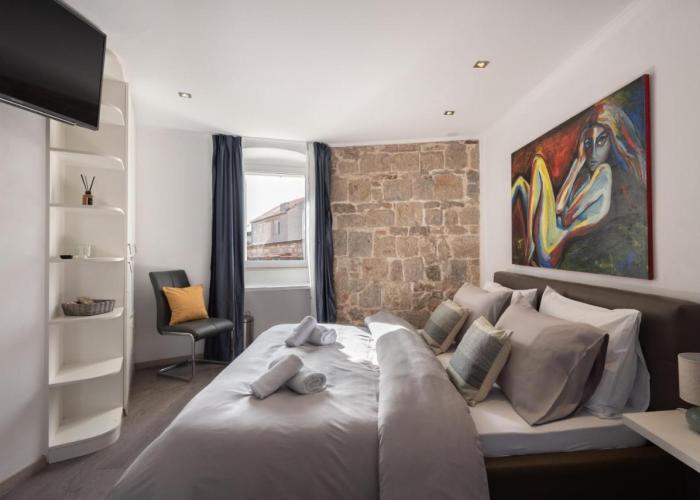 ROKOS SUPERIOR DOWNTOWN ROOMS - comfortable rooms with private bathrooms - perfect location for exploring Diocletian's Palace and the gastronomy of Split within walking distance
