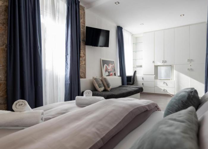ROKOS SUPERIOR DOWNTOWN ROOMS - comfortable rooms with private bathrooms - perfect location for exploring Diocletian's Palace and the gastronomy of Split within walking distance