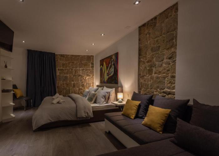 ROKOS SUPERIOR DOWNTOWN ROOMS - comfortable rooms with private bathrooms - perfect location for exploring Diocletian's Palace and the gastronomy of Split within walking distance