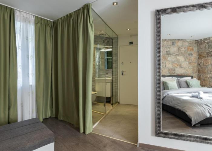 ROKOS SUPERIOR DOWNTOWN ROOMS - comfortable rooms with private bathrooms - perfect location for exploring Diocletian's Palace and the gastronomy of Split within walking distance