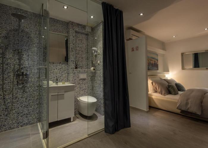 ROKOS SUPERIOR DOWNTOWN ROOMS - comfortable rooms with private bathrooms - perfect location for exploring Diocletian's Palace and the gastronomy of Split within walking distance