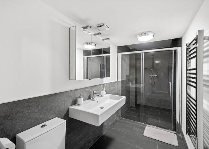 30 percent off! Beautiful 2 Bedroom Apartment in Central Wakefield