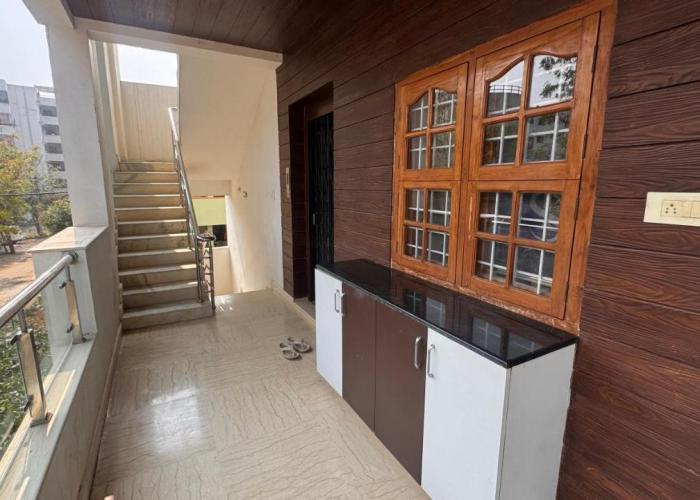 Independent flat kompally