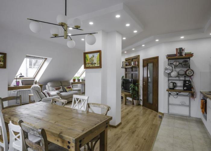 Charming & Cozy 2BD Apartment with Natural Light by Flat Mаnager