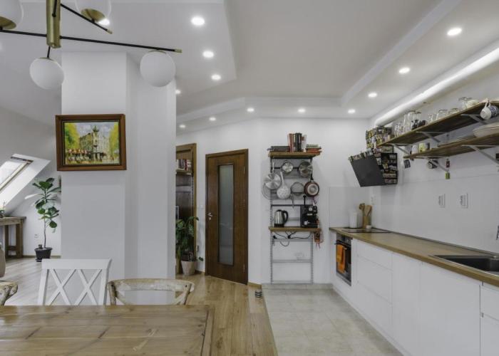 Charming & Cozy 2BD Apartment with Natural Light by Flat Mаnager