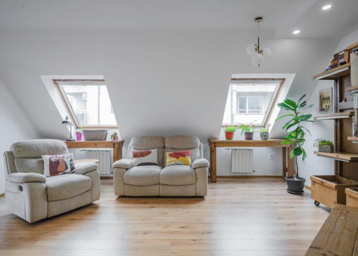 Charming & Cozy 2BD Apartment with Natural Light by Flat Mаnager