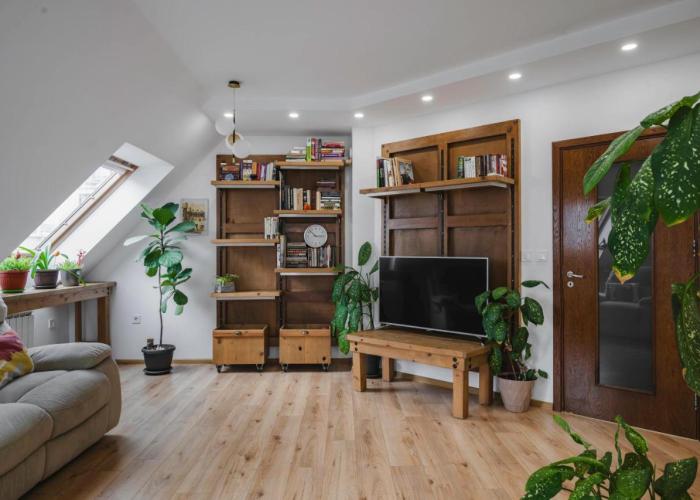 Charming & Cozy 2BD Apartment with Natural Light by Flat Mаnager