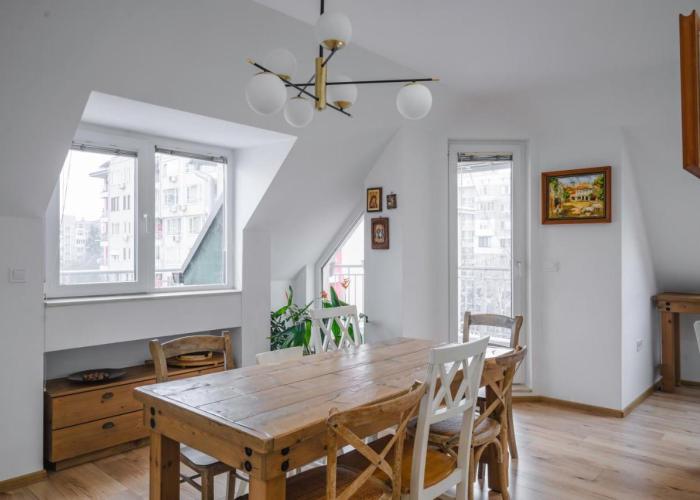 Charming & Cozy 2BD Apartment with Natural Light by Flat Mаnager