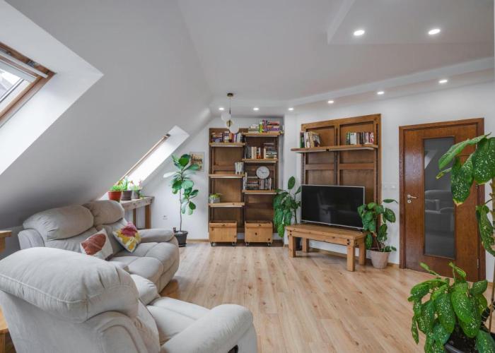 Charming & Cozy 2BD Apartment with Natural Light by Flat Mаnager