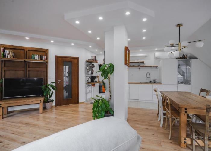 Charming & Cozy 2BD Apartment with Natural Light by Flat Mаnager