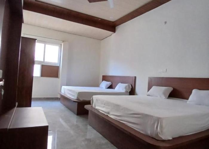 Hotel Braj Nikunj ! near new Rangj ji Temple, Prem mandir, ISCKON temple ! Fully air conditioned and prime located place