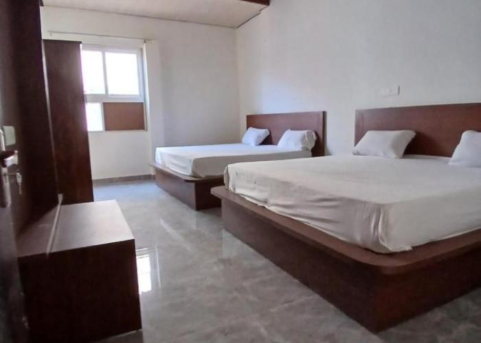 Hotel Braj Nikunj ! near new Rangj ji Temple, Prem mandir, ISCKON temple ! Fully air conditioned and prime located place