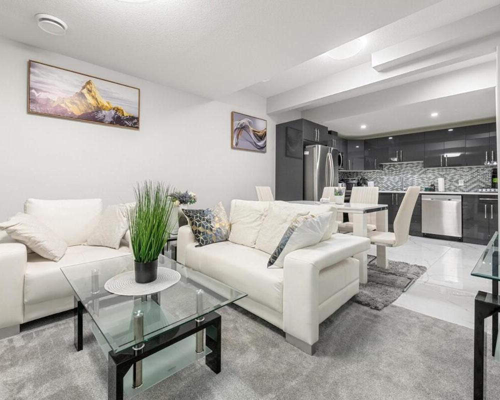 Entire 1 bed and Den Near YEG International Airport