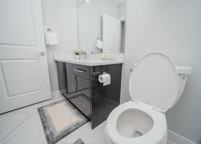 Entire 1 bed and Den Near YEG International Airport
