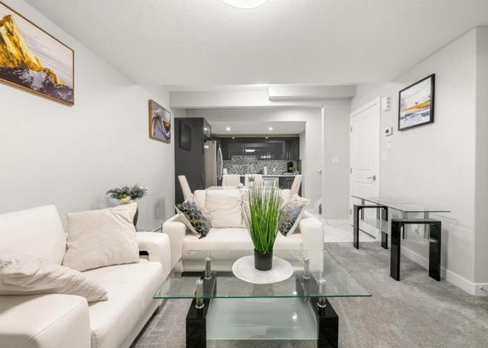 Entire 1 bed and Den Near YEG International Airport