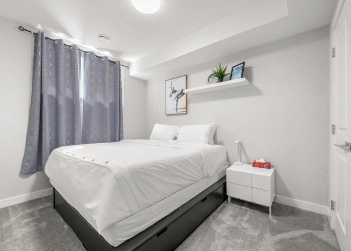 Entire 1 bed and Den Near YEG International Airport