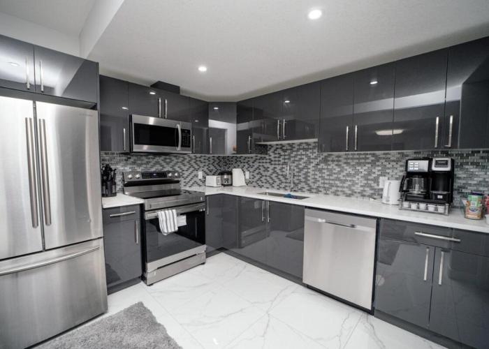 Entire 1 bed and Den Near YEG International Airport