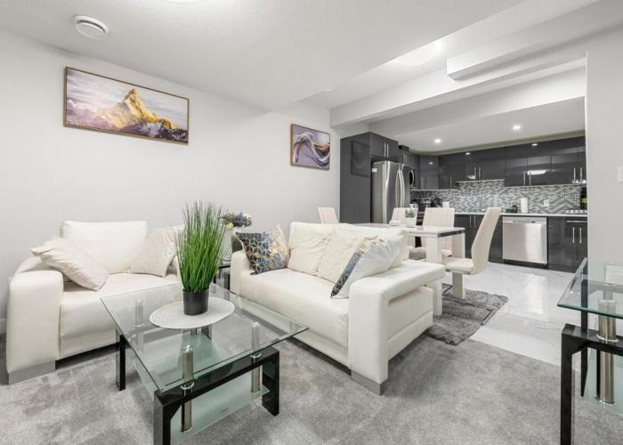 Entire 1 bed and Den Near YEG International Airport
