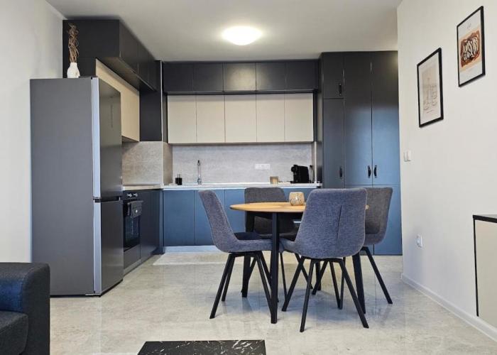 Stylish and Modern 1bdrm apt free private parking