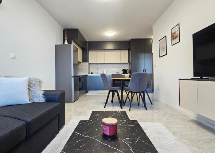 Stylish and Modern 1bdrm apt free private parking