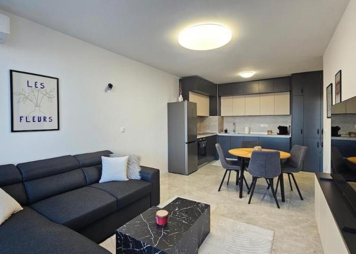 Stylish and Modern 1bdrm apt free private parking