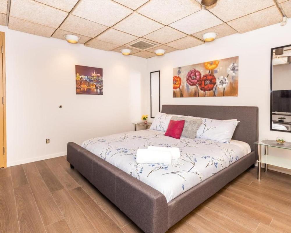 фото Studio King Bed Apartment - Close to Chinatown