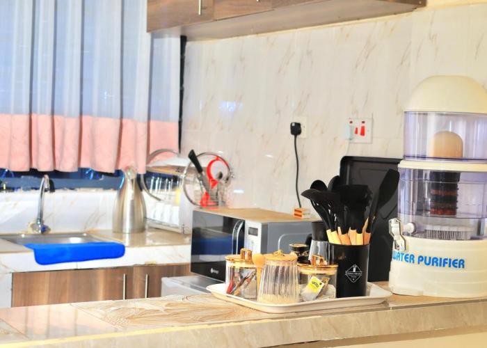 The Trendy Terrace, Kamakis