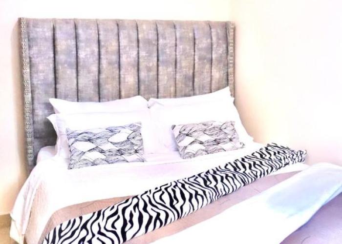 The Trendy Terrace, Kamakis